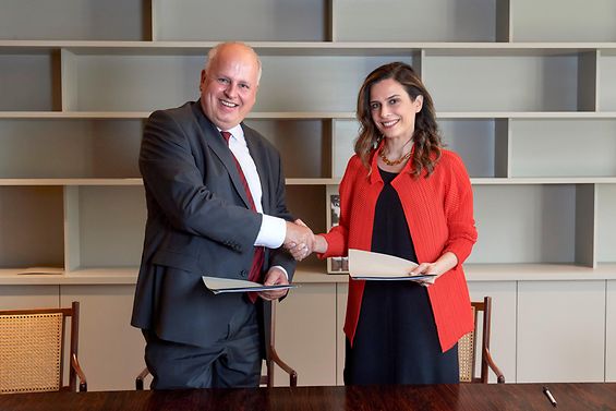Staatsrat Pörksen und Francesca Bria unterzeichnen den Letter of Intent