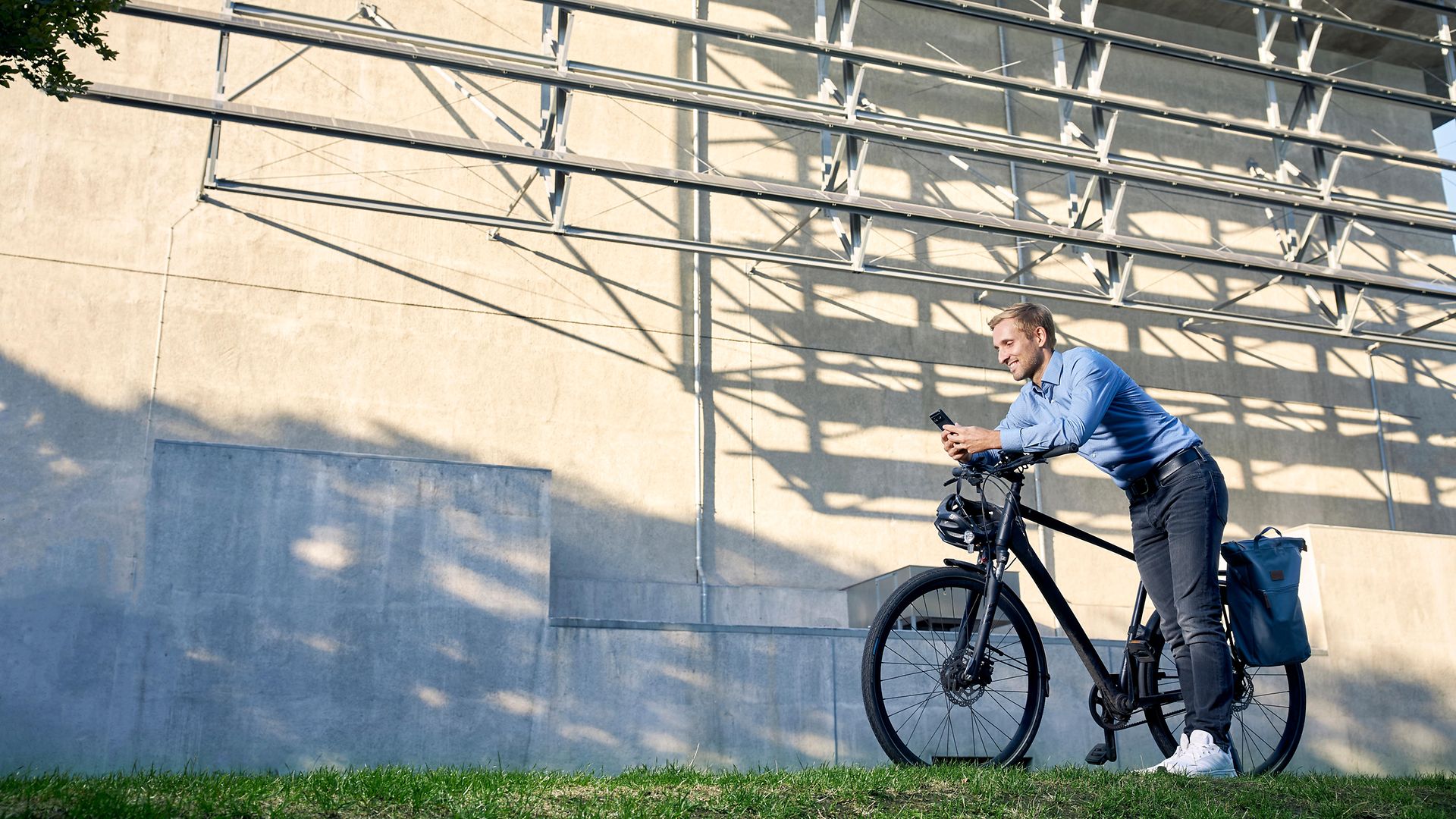 Mann auf Fahrrad vor Energiebunker