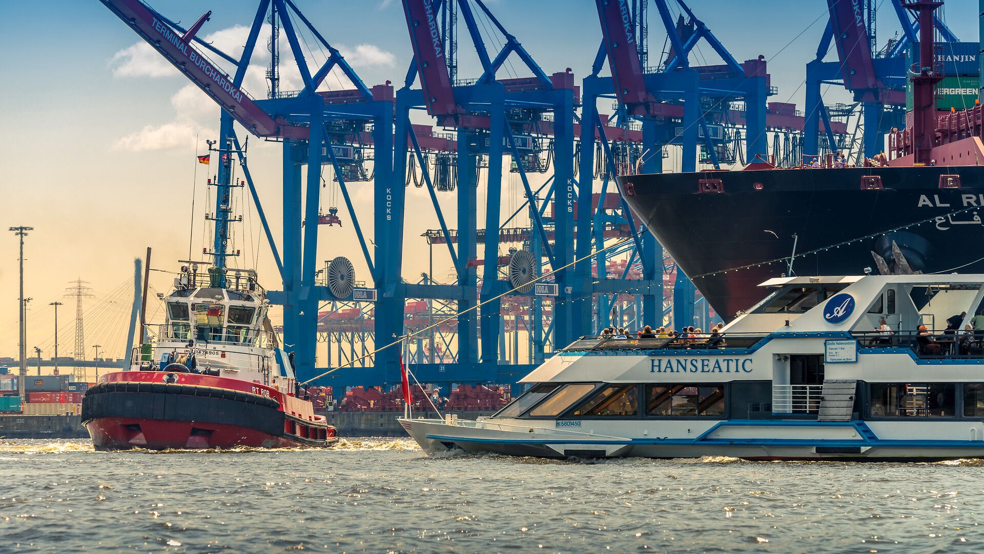 Hafenschlepper bugsieren ein Containerschiff