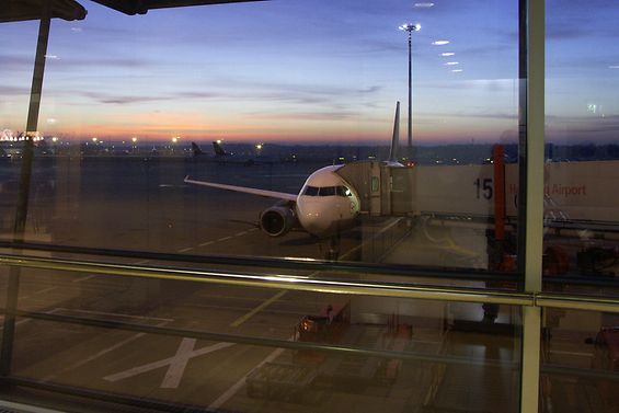 Ein Flugzeug in der Abenddämmerung am Hamburger Airport