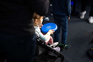 Kind mit blauer Frisbee